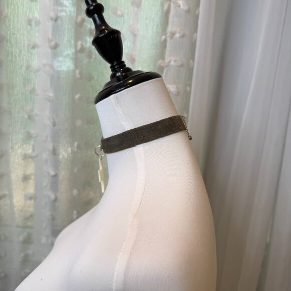 Cross Pendant Suede Choker Necklace - Picture 4 of 5